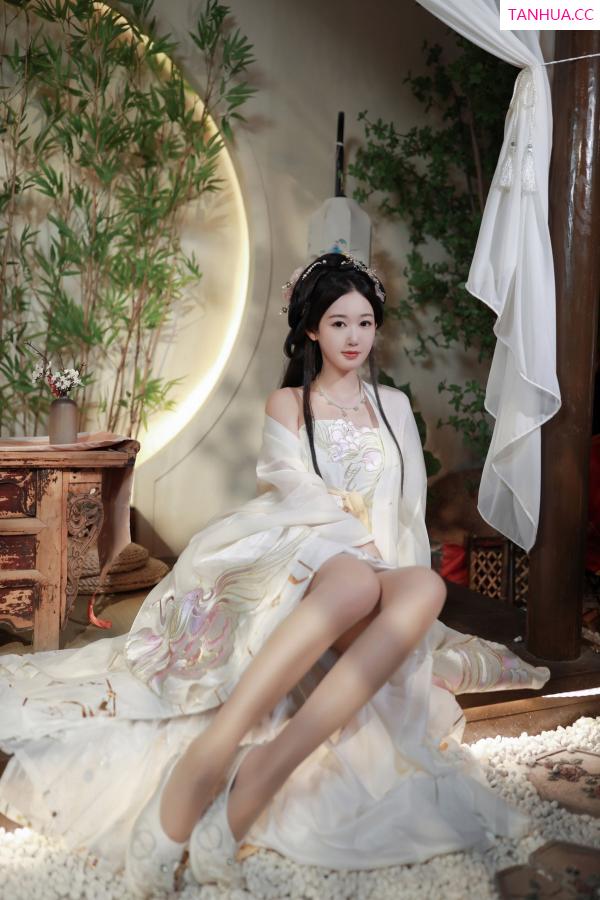 唐安琪  [XiuRen]高清写真图 2024.07.22 No.8898 唐安琪 丝袜美腿第13张图片